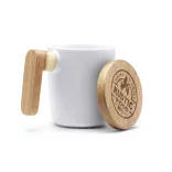 TZ1130-Cana-din-ceramica-mata-cu-capac-si-maner-din-bambus-este-o-alegere-eleganta-si-functionala-pentru-a-va-bucura-de-bauturile-preferate-LOVET-ALB