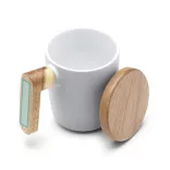 TZ1130-Cana-din-ceramica-mata-cu-capac-si-maner-din-bambus-este-o-alegere-eleganta-si-functionala-pentru-a-va-bucura-de-bauturile-preferate-LOVET-ALB