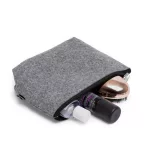 NE1136-Geanta-de-toaleta-din-pasla-reciclata-cu-un-design-solid-reprezinta-accesoriul-perfect-pentru-a-va-organiza-produsele-personale-intr-un-mod-durabil-si-elegant-AVIRA-GRI