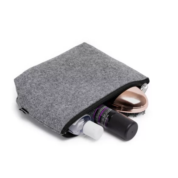NE1136-Geanta-de-toaleta-din-pasla-reciclata-cu-un-design-solid-reprezinta-accesoriul-perfect-pentru-a-va-organiza-produsele-personale-intr-un-mod-durabil-si-elegant-AVIRA-GRI