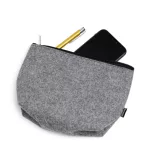 NE1136-Geanta-de-toaleta-din-pasla-reciclata-cu-un-design-solid-reprezinta-accesoriul-perfect-pentru-a-va-organiza-produsele-personale-intr-un-mod-durabil-si-elegant-AVIRA-GRI