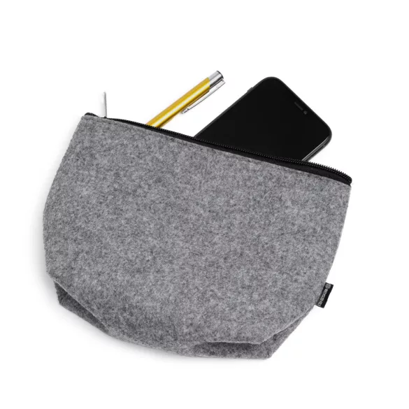 NE1136-Geanta-de-toaleta-din-pasla-reciclata-cu-un-design-solid-reprezinta-accesoriul-perfect-pentru-a-va-organiza-produsele-personale-intr-un-mod-durabil-si-elegant-AVIRA-GRI
