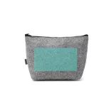 NE1136-Geanta-de-toaleta-din-pasla-reciclata-cu-un-design-solid-reprezinta-accesoriul-perfect-pentru-a-va-organiza-produsele-personale-intr-un-mod-durabil-si-elegant-AVIRA-GRI
