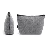 NE1136-Geanta-de-toaleta-din-pasla-reciclata-cu-un-design-solid-reprezinta-accesoriul-perfect-pentru-a-va-organiza-produsele-personale-intr-un-mod-durabil-si-elegant-AVIRA-GRI