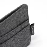 TT1146-Suportul-de-card-RFID-din-poliester-reciclat-RPET-cu-design-solid-reprezinta-o-optiune-eleganta-si-durabila-pentru-a-va-mentine-cardurile-organizate-TIMBER-GRI-MELANJ