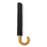 UM1163-O-umbrela-din-RPET-poliester-reciclat-cu-tesatura-pongee-190T-si-un-maner-din-lemn-natural-reprezinta-o-optiune-eleganta-si-durabila-pentru-a-va-proteja-de-ploaie-KODIAK-NEGRU