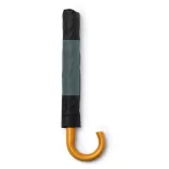 UM1163-O-umbrela-din-RPET-poliester-reciclat-cu-tesatura-pongee-190T-si-un-maner-din-lemn-natural-reprezinta-o-optiune-eleganta-si-durabila-pentru-a-va-proteja-de-ploaie-KODIAK-NEGRU