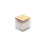 VL1171-Lumanarea-parfumata-intr-un-recipient-din-sticla-cu-capac-din-bambus-reprezinta-o-optiune-eleganta-si-ecologica-pentru-a-crea-o-atmosfera-calda-si-primitoare-in-casa-dumneavoastra-ROCIX-ALB