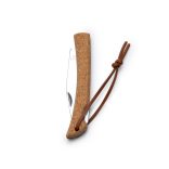 NA1188-Briciul-din-otel-inoxidabil-cu-maner-din-pluta-reprezinta-un-instrument-versatil-si-practic-cu-o-atingere-naturala-si-ecologica-XENA-NATURAL