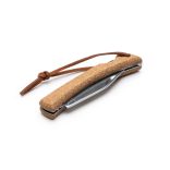 NA1188-Briciul-din-otel-inoxidabil-cu-maner-din-pluta-reprezinta-un-instrument-versatil-si-practic-cu-o-atingere-naturala-si-ecologica-XENA-NATURAL