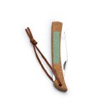 NA1188-Briciul-din-otel-inoxidabil-cu-maner-din-pluta-reprezinta-un-instrument-versatil-si-practic-cu-o-atingere-naturala-si-ecologica-XENA-NATURAL