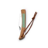 NA1188-Briciul-din-otel-inoxidabil-cu-maner-din-pluta-reprezinta-un-instrument-versatil-si-practic-cu-o-atingere-naturala-si-ecologica-XENA-NATURAL