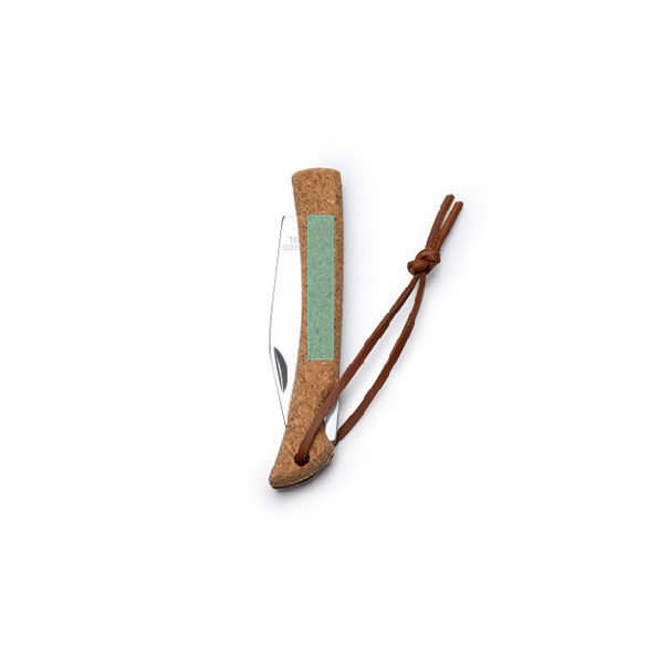 NA1188-Briciul-din-otel-inoxidabil-cu-maner-din-pluta-reprezinta-un-instrument-versatil-si-practic-cu-o-atingere-naturala-si-ecologica-XENA-NATURAL