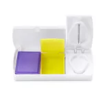 SB1227-Cutie-pentru-pastile-cu-doua-compartimente-unul-cu-doua-cutiute-colorate-diferit-si-celalalt-cu-un-cutit-pentru-a-imparti-pastilele-cu-un-volum-mai-mare-MEDY-ALB