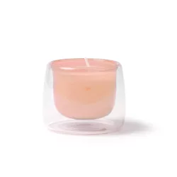 VL1530-Lumanarea-parfumata-intr-un-recipient-din-sticla-cu-doua-straturi-este-fabricata-din-ceara-vegetala-si-ofera-un-minunat-parfum-de-vanilie-FLORA-ROZ-DESCHIS
