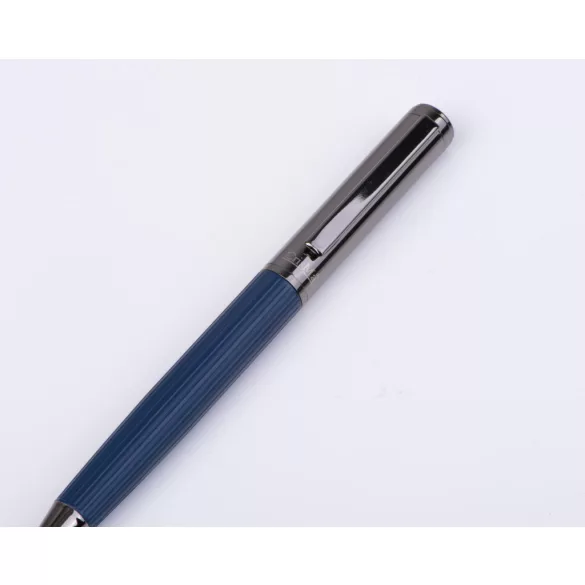 1549144-Pix-CrisMa-cu-grip-striat