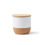 VL1569-Lumanarea-parfumata-este-continuta-intr-un-recipient-ceramic-cu-baza-din-pluta-si-capac-din-bambus-SILKEN-NATURAL