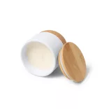 VL1569-Lumanarea-parfumata-este-continuta-intr-un-recipient-ceramic-cu-baza-din-pluta-si-capac-din-bambus-SILKEN-NATURAL