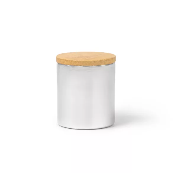 VL1597-Lumanarea-parfumata-este-continuta-intr-un-recipient-elegant-din-aluminiu-cu-finisaj-metalic-si-capac-din-bambus-MARIS-ARGINTIU