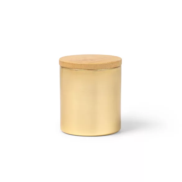 VL1597-Lumanarea-parfumata-este-continuta-intr-un-recipient-elegant-din-aluminiu-cu-finisaj-metalic-si-capac-din-bambus-MARIS-AURIU