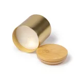 VL1597-Lumanarea-parfumata-este-continuta-intr-un-recipient-elegant-din-aluminiu-cu-finisaj-metalic-si-capac-din-bambus-MARIS-AURIU