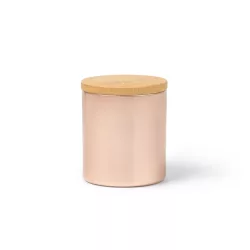 VL1597-Lumanarea-parfumata-este-continuta-intr-un-recipient-elegant-din-aluminiu-cu-finisaj-metalic-si-capac-din-bambus-MARIS-ROZ-AURIU