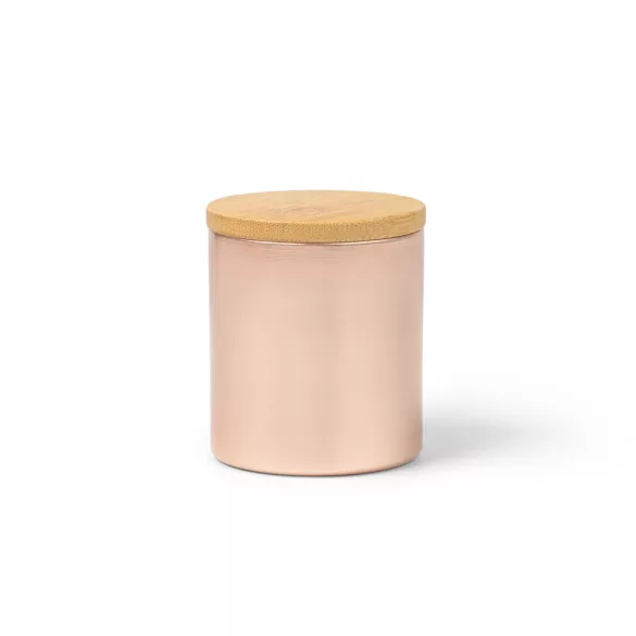 VL1597-Lumanarea-parfumata-este-continuta-intr-un-recipient-elegant-din-aluminiu-cu-finisaj-metalic-si-capac-din-bambus-MARIS-ROZ-AURIU