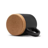 TZ1637-Cana-din-ceramica-in-finisaj-mat-are-o-capacitate-de-320-ml-si-dispune-de-o-baza-detasabila-din-pluta-care-asigura-stabilitate-si-protejeaza-suprafetele-de-caldura-NURIX-NEGRU