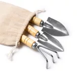 TO1684-Set-de-gradinarit-cu-3-accesorii-din-otel-inoxidabil-si-maner-din-bambus-CROCUS-NATURAL