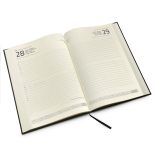 AG8083-Agenda-cu-coperta-captusita-din-PU-cu-gravura-in-relief-SELKIS-NEGRU