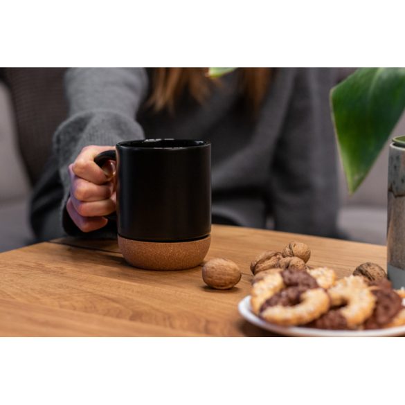 8241803-Cana-ceramica-cu-suport-din-pluta