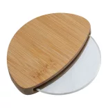 8470513-Cutter-pentru-pizza-din-bambus