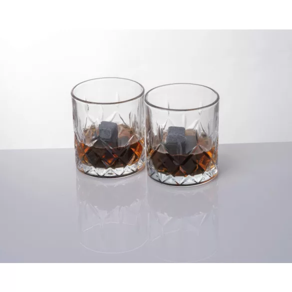 8564913-Set-whiskey