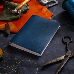 AG_FLEXI_NED_ALBASTRU_UNIKA-Agenda-nedatata-Flexi-16-x-22-cm-alba