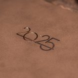 AG_NUBUK_NED_MARO_UNIKA-Agenda-nedatata-NUBUK-16-x-22-cm-maro