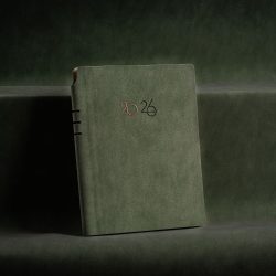 AG_NUBUK_NED_VERDE_UNIKA-Agenda-nedatata-NUBUK-16-x-22-cm-verde