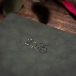 AG_NUBUK_NED_VERDE_UNIKA-Agenda-nedatata-NUBUK-16-x-22-cm-verde