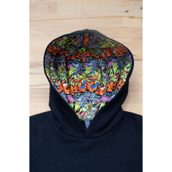 ka4014 - Hanorac copii cu model interior si culori contrastante KARIBAN [Black/Skate Grafitti]